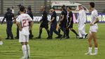 Foto Wasit Ahmed Al-Kaf Dikawal Polisi Usai Pimpin Laga Bahrain Vs Indonesia