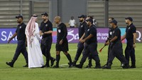 Bahkan Al Kaf sampai harus dikawal polisi saat meninggalkan lapangan menuju ruang ganti.