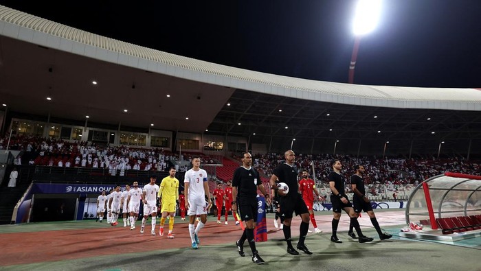 Soccer Football - World Cup - Asian Qualifiers - Third Round - Group C - Bahrain v Indonesia - Bahrain National Stadium, Riffa, Bahrain - October 10, 2024 Bahrain and Indonesia players walk out before the match REUTERS/Hamad I Mohammed