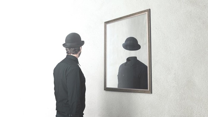 Ilustrasi gangguan kesehatan mental identity absence surreal concept; man in front of mirror reflecting himself without face