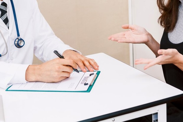 Ilustrasi medical gaslighting/Foto: Freepik.com/assumption111 medical gaslighting