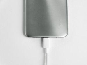 7 Hal yang Tidak Boleh Dilakukan Saat Ngecas HP, Termasuk Memakai Headset