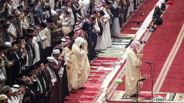 Momen Imam Besar Masjid Nabawi Pimpin Salat Jumat di Istiqlal