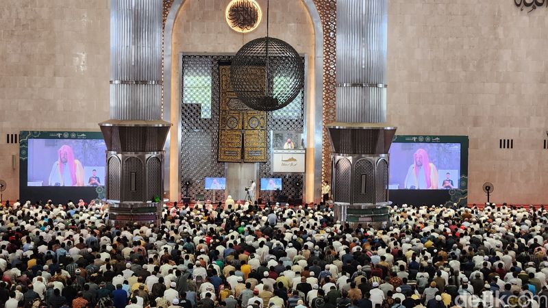 Imam Besar Masjid Nabawi Syekh Ahmad bin Ali Al-Hudhaify melaksanakan salat Jumat sekaligus mengisi khotbah di Masjid Istiqlal, 11 Oktober 2024. (Adrial Akbar/detikcom)