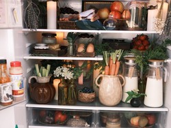 Cara Menata Isi Kulkas agar Muat Banyak dan Nggak Berantakan