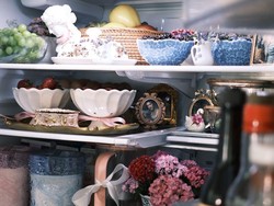 Ini Bahaya Fridgescaping, Tren Dekorasi Kulkas Pakai Barang dan Makanan