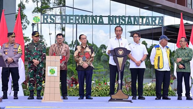 Presiden Joko Widodo (Jokowi) saat meresmikan rumah sakit Hermina di Ibu Kota Nusantara (IKN) Kalimantan Timur, Jumat (11/10).