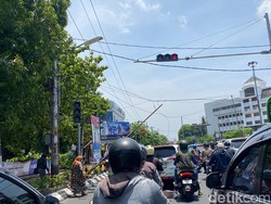 Awas! Tiang WiFi Roboh di Jalan Pemuda Semarang, Lalu Lintas Tersendat