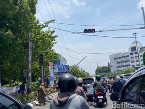 Awas! Tiang WiFi Roboh di Jalan Pemuda Semarang, Lalu Lintas Tersendat Awas! Tiang WiFi Roboh di Jalan Pemuda Semarang, Lalu Lintas Tersendat