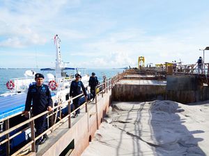Kapal Singapura Ketahuan Nyolong Pasir di Batam, Kena Deh! Kapal Singapura Ketahuan Nyolong Pasir di Batam, Kena Deh!