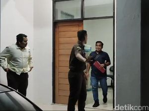 Pakar Hukum Soroti Aksi Kejari Gresik Larang Wartawan Ambil Foto Koruptor Pakar Hukum Soroti Aksi Kejari Gresik Larang Wartawan Ambil Foto Koruptor