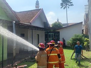 Gudang Eks Kantor Dinsos Malang Terbakar Gudang Eks Kantor Dinsos Malang Terbakar