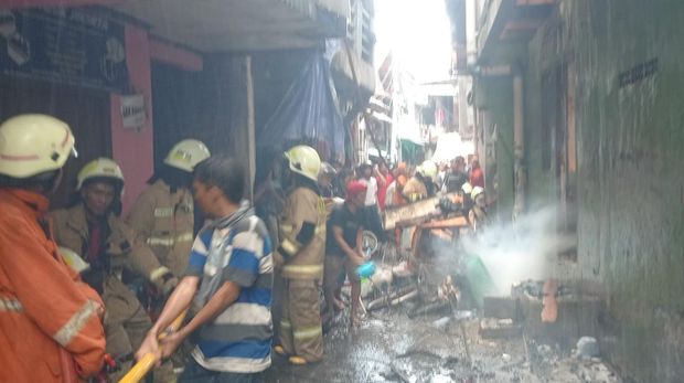 Kebakaran terjadi di kawasan padat penduduk di Jembatan Besi, Tambora, Jakbar. Seratus lebih personel damkar dikerahkan ke lokasi kebakaran. (dok Damkar Jakbar)