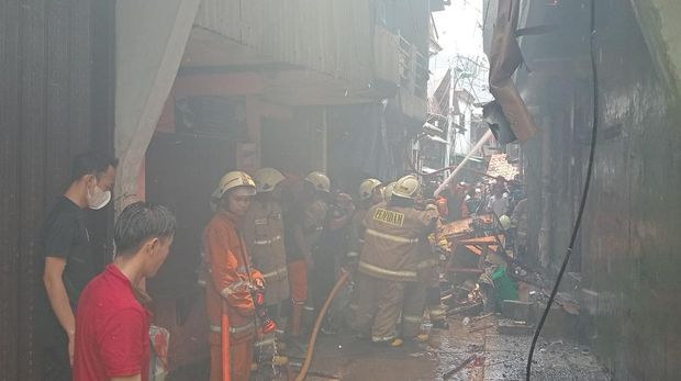 Kebakaran terjadi di kawasan padat penduduk di Jembatan Besi, Tambora, Jakbar. Seratus lebih personel damkar dikerahkan ke lokasi kebakaran. (dok Damkar Jakbar)