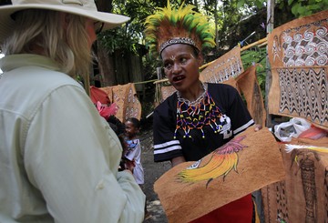 Kerajinan Kulit Kayu Papua Pikat Turis Asing