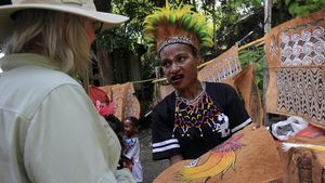 Kerajinan Kulit Kayu Papua Pikat Turis Asing