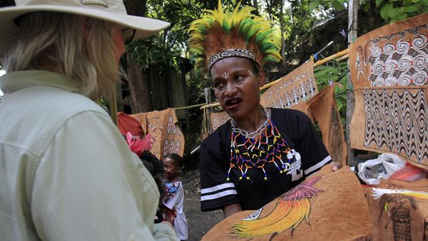 Kerajinan Kulit Kayu Papua Pikat Turis Asing