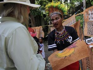 Kerajinan Kulit Kayu Papua Pikat Turis Asing Kerajinan Kulit Kayu Papua Pikat Turis Asing