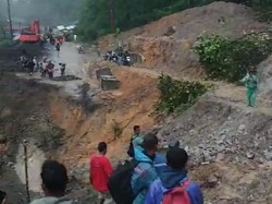 Diterjang Longsor, Jalan Lintas Batu Jomba Tapsel Putus Total
