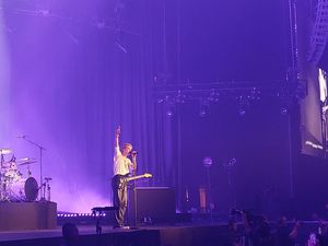 Video: 6 Aksi Paul Klein di Konser LANY Jakarta Video: 6 Aksi Paul Klein di Konser LANY Jakarta