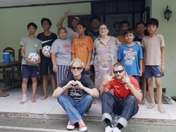 Video Cerita LANY Kunjungi Panti Asuhan di Jakarta Sebelum Konser