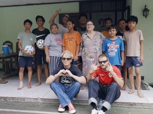 Video Cerita LANY Kunjungi Panti Asuhan di Jakarta Sebelum Konser Video Cerita LANY Kunjungi Panti Asuhan di Jakarta Sebelum Konser