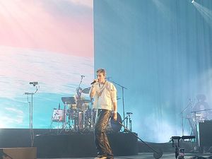 Punya 3 Menit Saat Kebakaran LA, Vokalis LANY Pilih Ambil Gitar John Mayer Punya 3 Menit Saat Kebakaran LA, Vokalis LANY Pilih Ambil Gitar John Mayer
