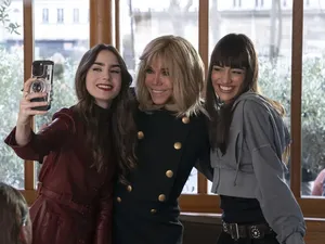 Video: Syuting Emily in Paris 5 Kembali Dilanjutkan Seusai Kru Meninggal Video: Syuting Emily in Paris 5 Kembali Dilanjutkan Seusai Kru Meninggal