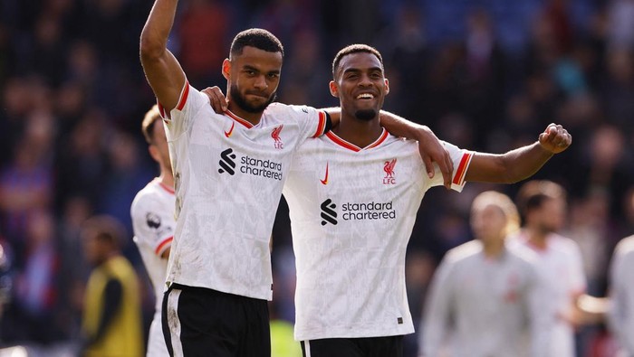 Soccer Football - Premier League - Crystal Palace v Liverpool - Selhurst Park, London, Britain - October 5, 2024   Liverpools Cody Gakpo and Liverpools Ryan Gravenberch celebrate after the match Action Images via Reuters/Andrew Couldridge EDITORIAL USE ONLY. NO USE WITH UNAUTHORIZED AUDIO, VIDEO, DATA, FIXTURE LISTS, CLUB/LEAGUE LOGOS OR LIVE SERVICES. ONLINE IN-MATCH USE LIMITED TO 120 IMAGES, NO VIDEO EMULATION. NO USE IN BETTING, GAMES OR SINGLE CLUB/LEAGUE/PLAYER PUBLICATIONS. PLEASE CONTACT YOUR ACCOUNT REPRESENTATIVE FOR FURTHER DETAILS..