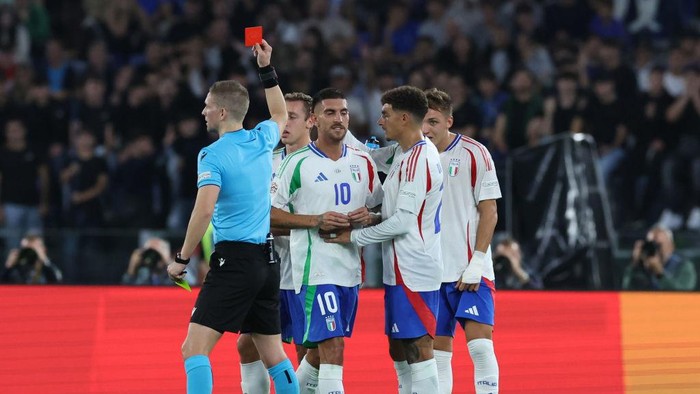 ROME, ITALY - OCTOBER 10:  Referee Espen Eskas shows a red card to Lorenzo Pellegrini of Italy during the UEFA Nations League 2024/25 League A Group A2 match between Italy and Belgium at Stadio Olimpico on October 10, 2024 in Rome, Italy. (Photo by Claudio Villa - FIGC/FIGC via Getty Images)