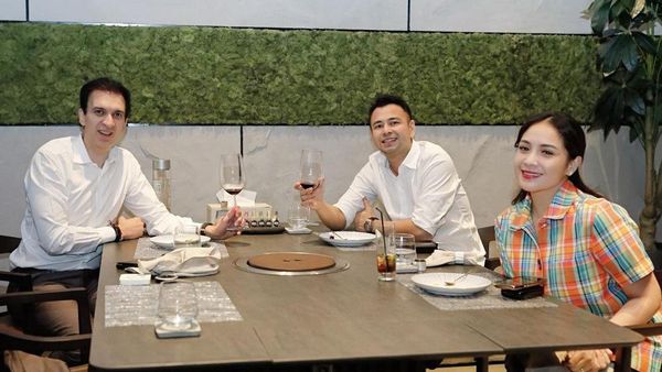 Serunya Manoj Punjabi Saat Makan Bareng Boy William dan Raffi Ahmad