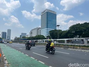 Massa Demo Geser ke Istana, Lalin Depan DPR Kembali Normal
