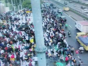 Massa Demo di DPR, Lalin Jalan Gatot Subroto Arah Slipi Macet
