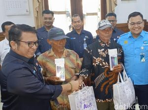 2 Lansia Blora Penyetop KA karena Ada Rel Putus Dihadiahi Uang-Tiket Luxury 2 Lansia Blora Penyetop KA karena Ada Rel Putus Dihadiahi Uang-Tiket Luxury