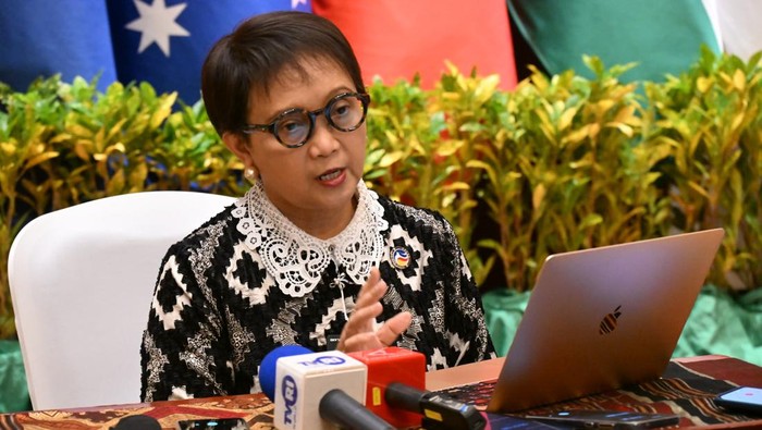 Menlu Retno Marsudi di sela-sela KTT ASEAN Laos