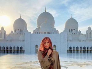 Saat Pegulat Summer Rae Liburan ke UEA: Berkunjung ke Masjid Saat Pegulat Summer Rae Liburan ke UEA: Berkunjung ke Masjid