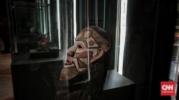 Pengunjung menyaksikan koleksi museum saat tur media di Museum Nasional Indonesia, Jakarta, Jumat, 11 Oktober 2024. Indonesian Heritage Agency (IHA) mengumumkan bahwa Museum Nasional Indonesia setelah dilakukan revitalisasi pascakebakaran akan kembali dibuka untuk masyarakat pada 15 Oktober 2024 dengan menghadirkan rangkaian sejumlah program interaktif dan edukatif. (CNNIndonesia/Adhi Wicaksono)