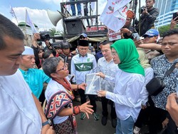 Petinggi Fraksi PKB Temui Demonstran Masyarakat Adat di Depan DPR