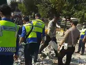 Truk Terguling di Jakbar Dievakuasi, Muatan Hebel yang Tumpah Disingkirkan Truk Terguling di Jakbar Dievakuasi, Muatan Hebel yang Tumpah Disingkirkan