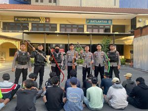 Konvoi Gangster Bersenjata di Surabaya Dibubarkan, 14 Pemuda Diamankan