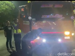 4 Orang Sekeluarga Boncengan Motor Tabrakan dengan Truk di Maros