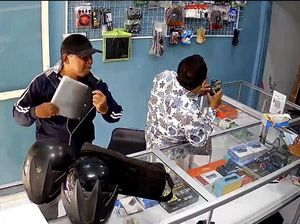 Viral 2 Pria di Lamongan Curi Laptop Bermodus Beli Kabel Data