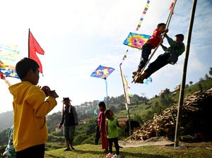 Serunya Anak-anak Nepal Bermain Ayunan Bambu Rayakan Festival Dashain Serunya Anak-anak Nepal Bermain Ayunan Bambu Rayakan Festival Dashain