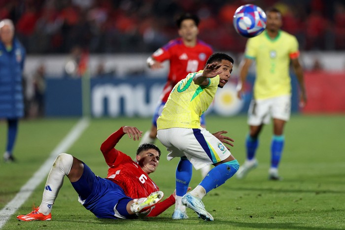 Soccer Football - World Cup - South American Qualifiers - Chile v Brazil - Estadio Nacional, Santiago, Chile - October 10, 2024 Brazils Savinho in action with Chiles Thomas Galdames REUTERS/Ivan Alvarado