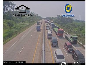 Ada Truk Terbakar, Begini Suasana Jalan Tol Semarang-Batang KM 359 Ada Truk Terbakar, Begini Suasana Jalan Tol Semarang-Batang KM 359