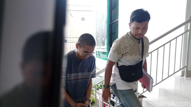 Tersangka permasalahan KDRT Armor Toreador diserahkan Polres Bogor ke Kejaksaan Negeri (Kejari) Kabupaten Bogor usai berkas dinyatakan lengkap atau P21. (M Sholihin/detikcom)