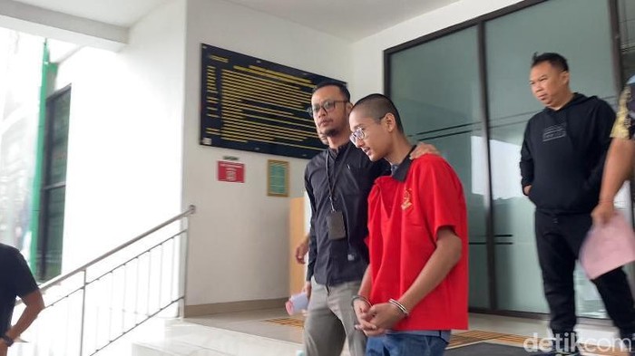 Tersangka permasalahan KDRT Armor Toreador diserahkan Polres Bogor ke Kejaksaan Negeri (Kejari) Kabupaten Bogor usai berkas dinyatakan lengkap atau P21. (M Sholihin/detikcom)