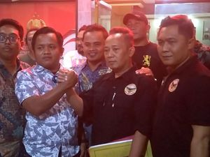 Dimediasi, Ricuh Perang Batu Pengundian Nomor Cabup Pekalongan Berujung Damai Dimediasi, Ricuh Perang Batu Pengundian Nomor Cabup Pekalongan Berujung Damai