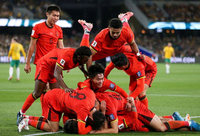 Soccer Football - World Cup - Asian Qualifiers - Third Round - Group C - Australia v China - Adelaide Oval, Adelaide, Australia - October 10, 2024 Chinas Xie Wenneng celebrates scoring their first goal with teammates Matt Turner/AAP Image via REUTERS     ATTENTION EDITORS - THIS IMAGE WAS PROVIDED BY A THIRD PARTY. AUSTRALIA OUT. NEW ZEALAND OUT