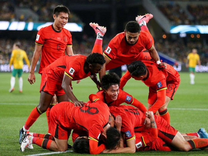 Soccer Football - World Cup - Asian Qualifiers - Third Round - Group C - Australia v China - Adelaide Oval, Adelaide, Australia - October 10, 2024 Chinas Xie Wenneng celebrates scoring their first goal with teammates Matt Turner/AAP Image via REUTERS     ATTENTION EDITORS - THIS IMAGE WAS PROVIDED BY A THIRD PARTY. AUSTRALIA OUT. NEW ZEALAND OUT